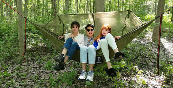 3 People Sitting in Green Heavy-Duty Outdoor Hammock with Mosquito Net